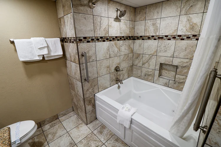 Norma Dan Motel Bathtub and Shower Combo