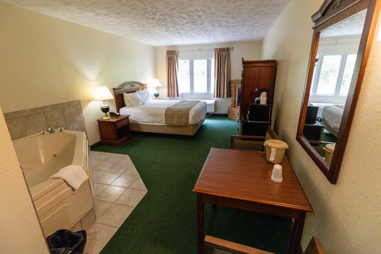 queen-fireplace-jacuzzi-gallery-1 Norma Dan Motel Queen Room with Fireplace and Jacuzzi