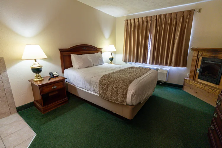 queen-fireplace-jacuzzi-gallery-11 Norma Dan Motel Queen Room with Fireplace and Jacuzzi