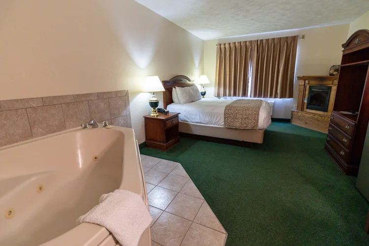 queen-fireplace-jacuzzi-gallery-13 Norma Dan Motel Queen Room with Fireplace and Jacuzzi full room view