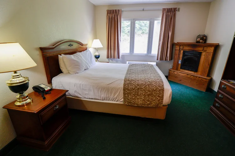 queen-fireplace-jacuzzi-gallery-15 Norma Dan Motel Queen Room with Fireplace and Jacuzzi