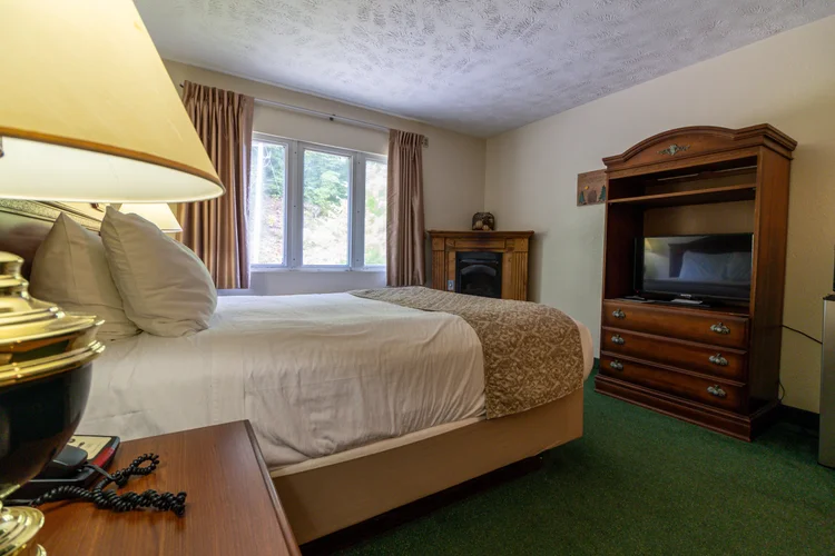 queen-fireplace-jacuzzi-gallery-16 Norma Dan Motel Queen Room with Fireplace and Jacuzzi