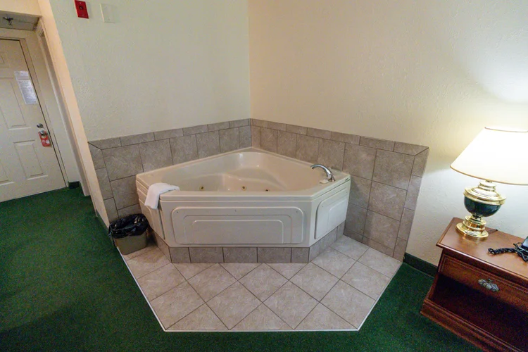 queen-fireplace-jacuzzi-gallery-2 Norma Dan Motel Queen Room with Fireplace and Jacuzzi