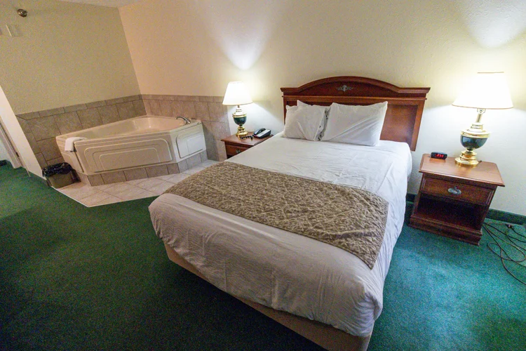 queen-fireplace-jacuzzi-gallery-3 Norma Dan Motel Queen Room with Fireplace and Jacuzzi