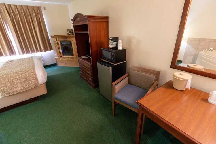 queen-fireplace-jacuzzi-gallery-7 Norma Dan Motel Queen Room with Fireplace and Jacuzzi