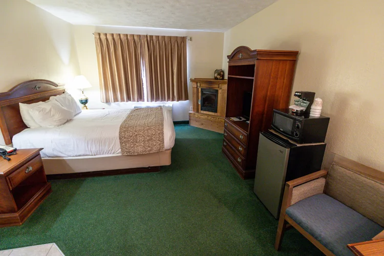queen-fireplace-jacuzzi-gallery-8 Norma Dan Motel Queen Room with Fireplace and Jacuzzi full room view