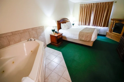 Norma Dan Motel Queen Room with Fireplace and Jacuzzi