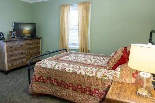 Norma Dan Riverside Cottage bedroom 1