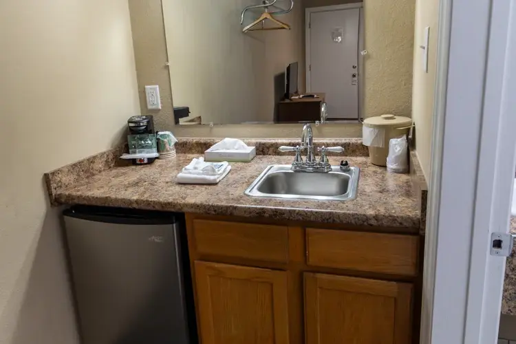 Norma Dan Motel Single King Bed Room SInk and Mini Fridge