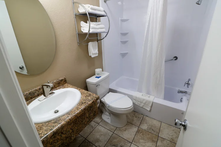 Norma Dan Motel Single King Bed Room Bathroom with Sink, Toilet and Show