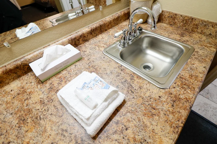 Norma Dan Motel Single King Bed Room Sink with Towels and Toiletries