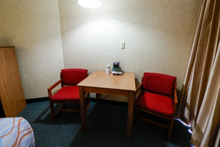 Norma Dan Motel Two Queen Bed Room table and chairs